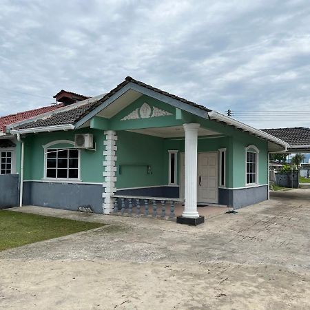 Hanif Homestay كوشنج المظهر الخارجي الصورة